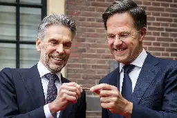 Aux Pays-Bas, Dick Schoof, ancien chef du renseignement, investi premier ministre en remplacement de Mark Rutte