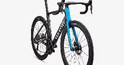 Cyclisme. Les répliques des vélos de l'équipe Decathlon AG2R La Mondiale en vente... pour près de 10 000 €