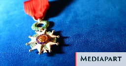 Soirées, vacances et décorations : scandale à la Légion d’honneur
