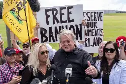 Steve Bannon, ex-conseiller de Trump, a commencé à purger sa peine de prison pour entrave à l’enquête parlementaire sur l’assaut du Capitole