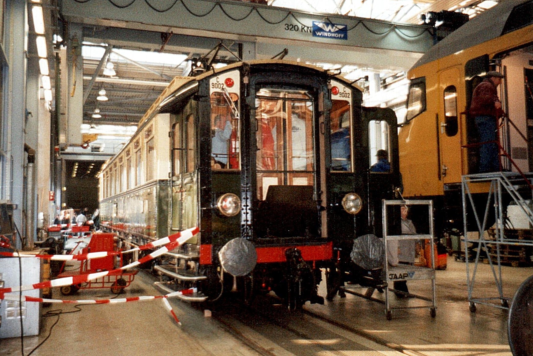 Voiture C 9002 (Troisième classe) de la rame Mat '24 Blokkendoos en cours de restauration à l'atelier central de Haarlem (Amsterdam). A droite une voiture pilote à deux étages en cours d'entretien.

Coach C 9002 (Third Class) of the Mat '24 Blokkendoos EMU being restored at the central workshop in Haarlem (Amsterdam). On the right, a double-decker driving car undergoing maintenance.
