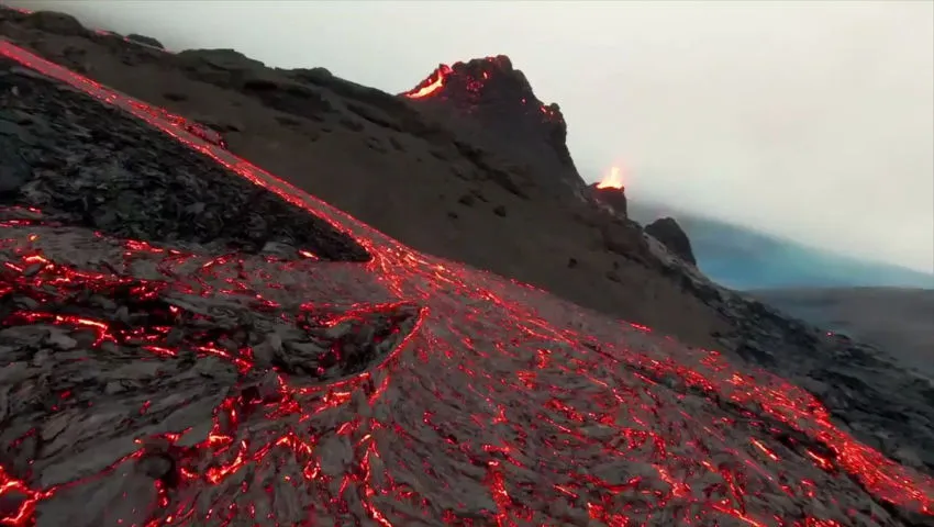 Survol (très rapproché) d'un volcan en éruption (drone)