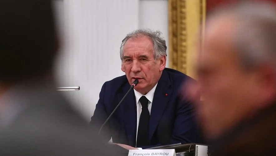 François Bayrou en jet à Pau : "Plus facile que de trouver des avions de ligne…" Le Premier ministre se rend en FalconX au conseil municipal