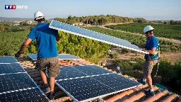 Panneaux solaires : la Chine n'arrive plus à écouler ses stocks, les prix dégringolent en France