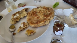 Envie de pain pour le petit déj et des ingrédients dans les tiroirs = échec de pain a la poêle avec bonus gout amer du bicarbonate de sodium parce que je n'ai pas mis d'acide pour le consommer