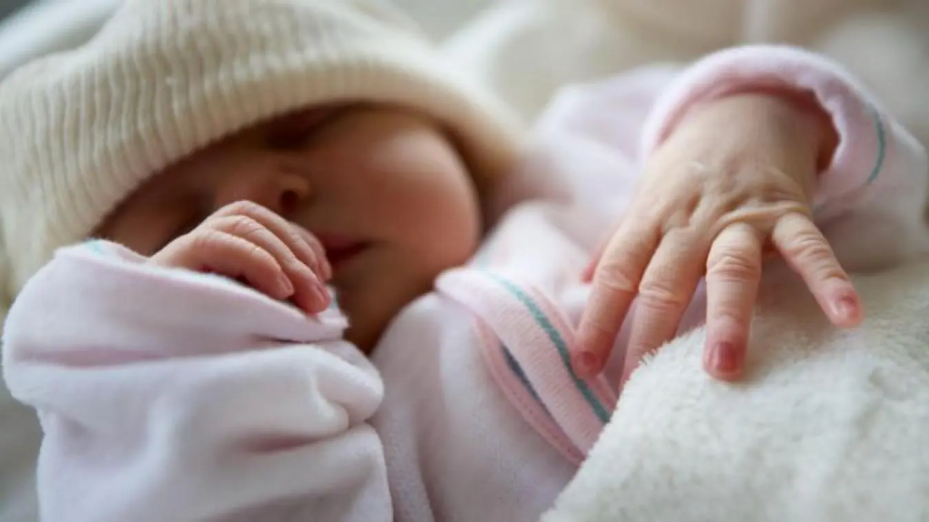 Son bébé « avait les lèvres bleues » : elle accouche sur le parking de l’hôpital car les urgences refusent de lui ouvrir