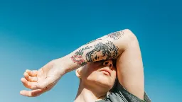 Se faire tatouer en été : bonne ou mauvaise idée ?