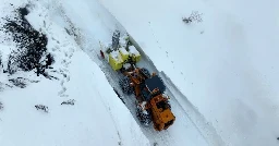 En images. Ils dégagent quatre mètres de neige pour rouvrir le Cormet de Roselend