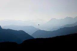 [Photo] Montgolfière au petit matin au dessus des montagnes du lac d'Annecy