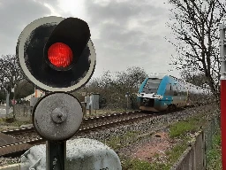 Lot. Une voiture tombe sur la voie ferrée, circulation des trains coupée