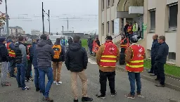 SNCF : les cheminots manceaux votent la poursuite du mouvement de grève - France Bleu