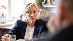 « Est-ce que c’est raciste ? » : Marine Le Pen réagit à la séquence « Va à la niche » d’Envoyé Spécial