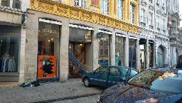 Casses à la voiture bélier chez Hermès et Louis Vuitton à Lille : quatre personnes interpellées  - France Bleu