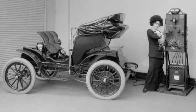 Voiture électrique et sa borne de recharge, 1912