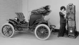 Voiture électrique et sa borne de recharge, 1912