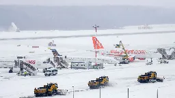 De la Finlande à l'Allemagne, pourquoi certains aéroports résistent-ils mieux à la neige que d'autres&nbsp;?
