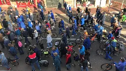 À Limoges, une marche bleue en mémoire de "l'homme en bleu" - France Bleu