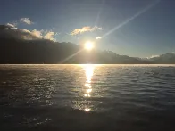 Pour moi la plage. Mais sinon ayant vécu en Savoie et Haute Savoie je peux dire que la mer ne me manquait pas à cause des lacs, donc probablement pour moi c'est plutôt une grande étendue d'eau. Avec