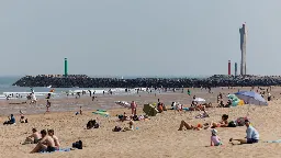 REPORTAGE. Changement climatique : des touristes fuient la "chaleur terrible en Espagne" et se réfugient sur les côtes de Belgique