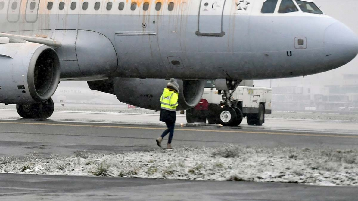 "C'est hallucinant": l'aéroport de Bruxelles à l'arrêt à cause de la neige, le personnel ne trouverait pas... la dégivreuse | RTL Info