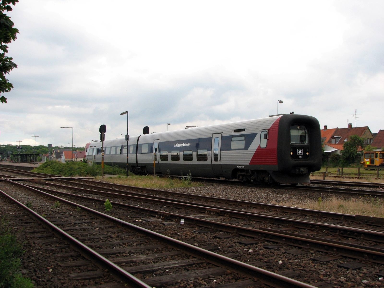 Autorail IC/2 des Lollandsbanen arrivant Nykøbing Falster d'un train en provenance de Naskov.