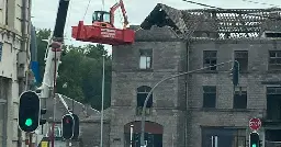 Image insolite ce mercredi à Couvin : une grue suspendue à 5 mètres de hauteur pour démolir la maison Saint-Roch ! « Cette façon de travailler est courante à Bruxelles »